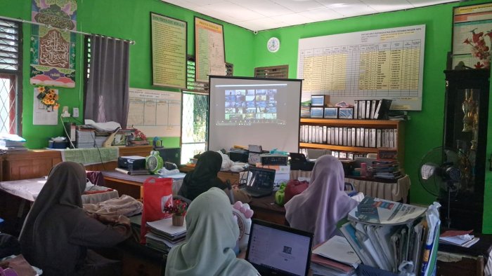 Kepala Madrasah dan Guru MTsN 5 Batang Hari Ikuti Pembinaan dari Kanwil Kemenag Provinsi Jambi Secara Daring