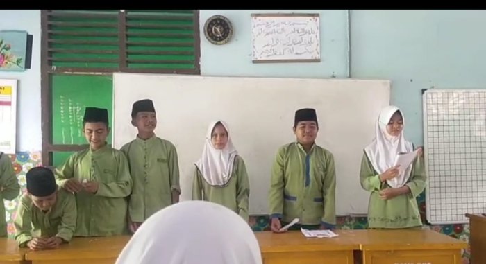 Serunya Belajar Materi Procedure Text di Kelas Bahasa Inggris MTsN 5 Batang Hari Serunya Belajar Materi Procedure Text di Kelas Bahasa Inggris MTsN 5 Batang Hari