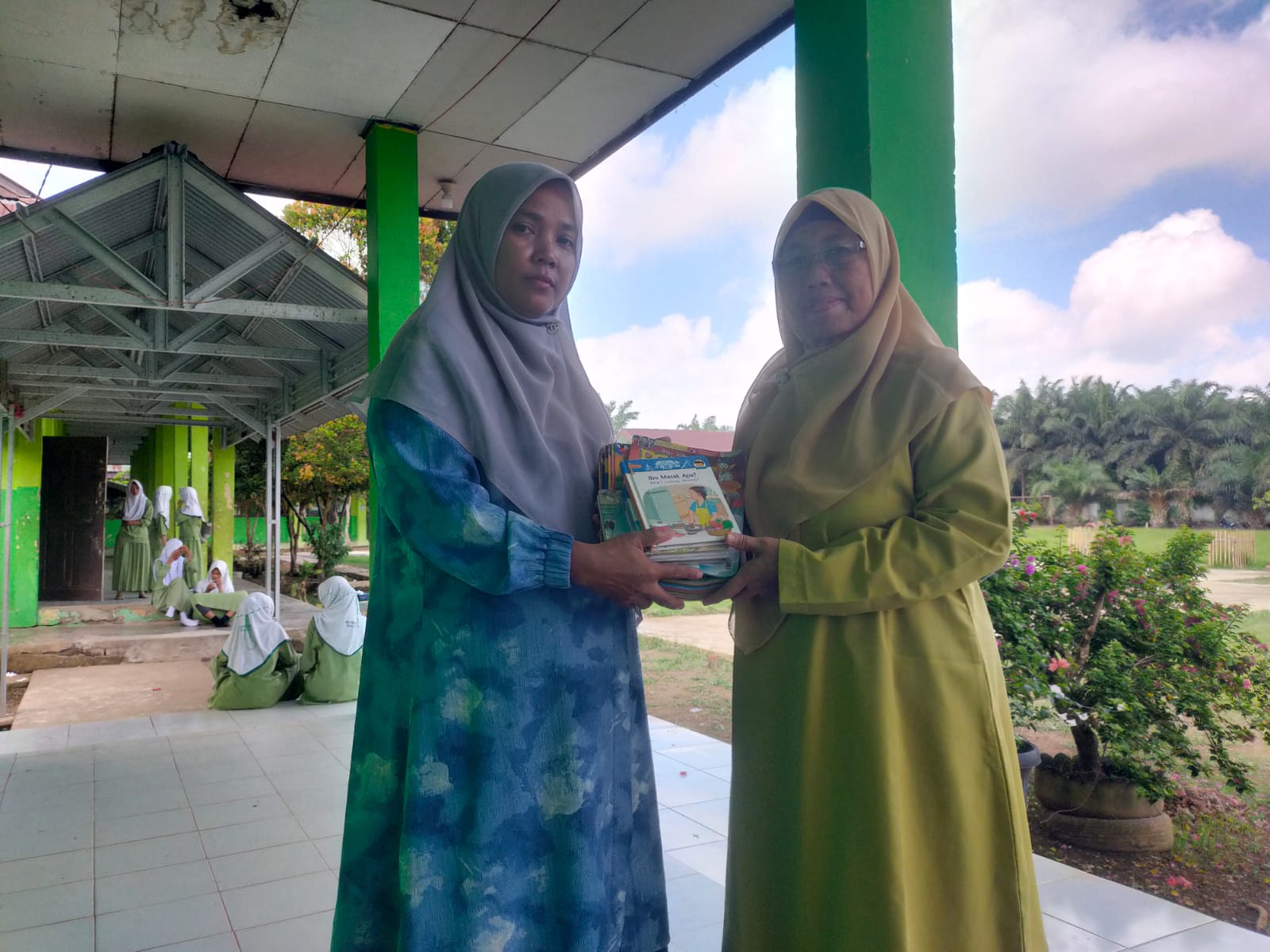 Siswa Kelas IX Donasikan Buku Cerita ke Perpustakaan MTsN 5 Batang Hari