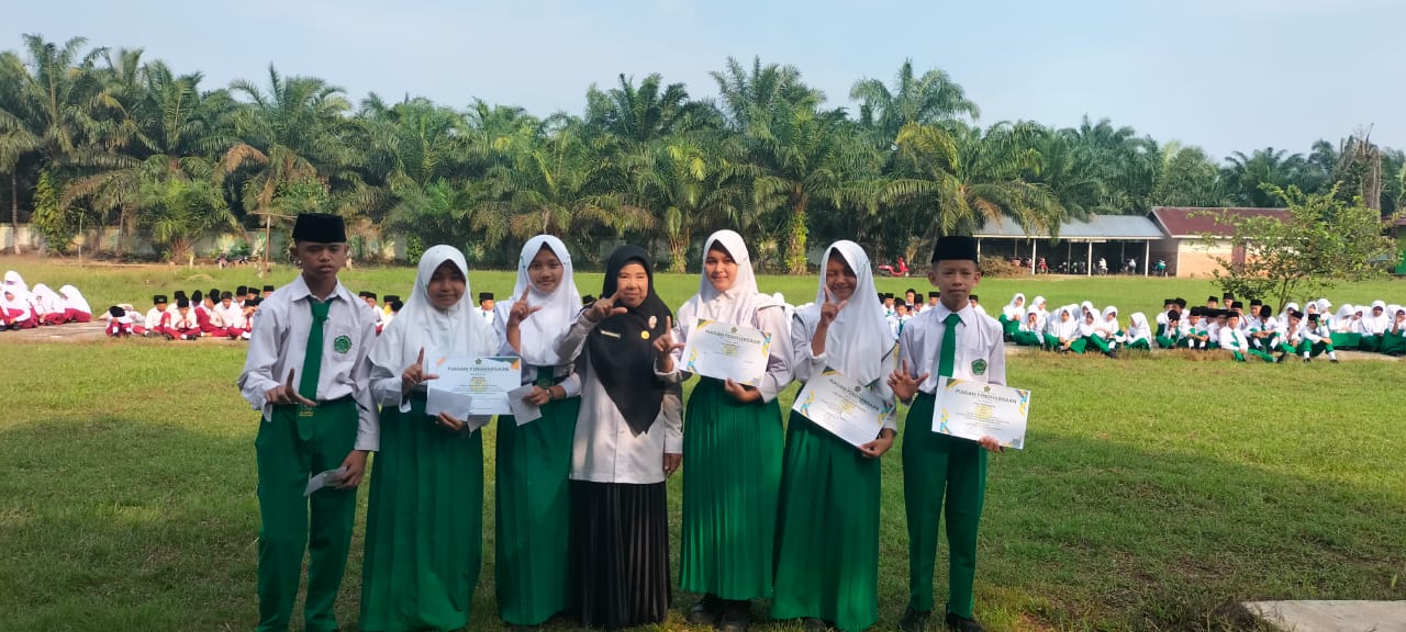 KEPALA MTsN 5 BATANG HARI SERAHKAN PIAGAM KSM