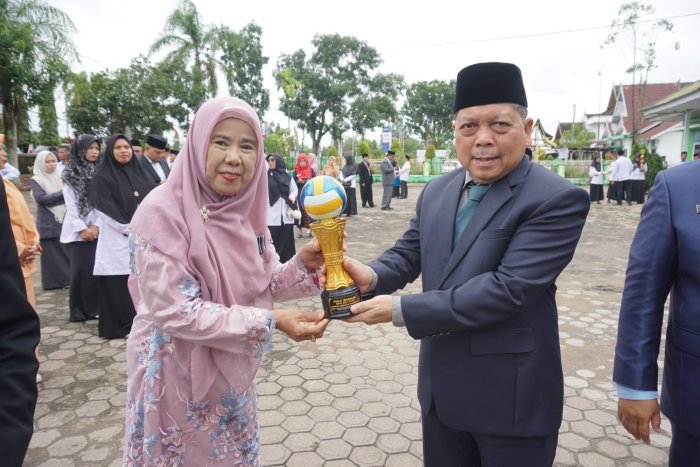 MTsN 5 Batang Hari Raih Piala Bergilir Voli Putri pada Lomba HAB Kemenag ke-80
