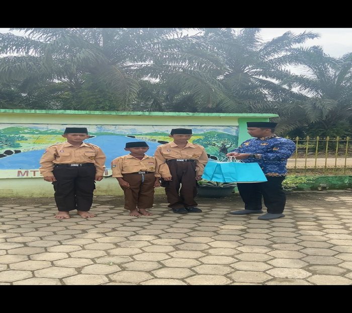 Guru MTsN 5 Batang Hari Anwar Sadat, S.Pd.I, Wujudkan Kepedulian Sosial Lewat Pemberian Paket Belajar