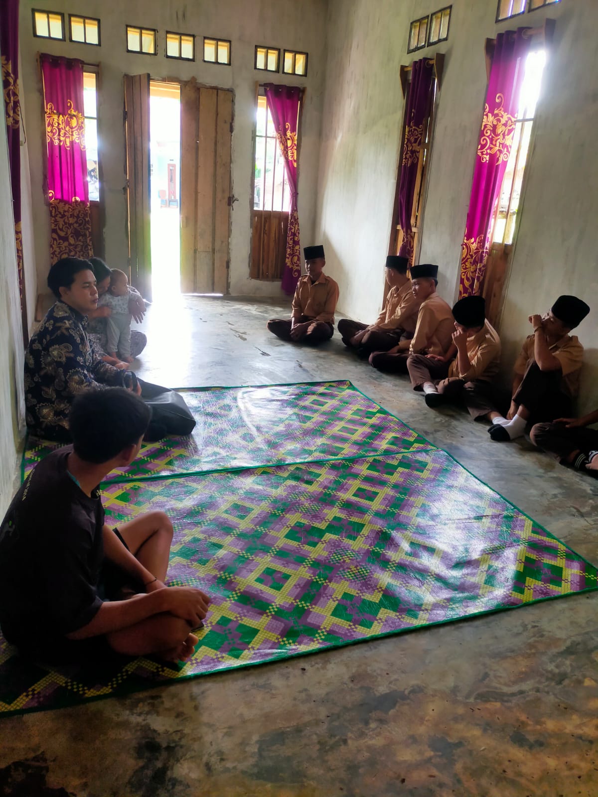 TUNJUKKAN SIKAP PEDULI, GURU DAN SISWA JENGUK SISWA SAKIT TUNJUKKAN SIKAP PEDULI, GURU DAN SISWA JENGUK SISWA SAKIT