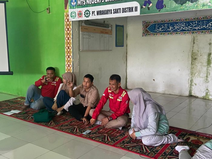 Waka Humas MTsN 5 Batang Hari Diskusikan Keadaan Madrasah dengan Pihak PT. WKS Waka Humas MTsN 5 Batang Hari Diskusikan Keadaan Madrasah dengan Pihak PT. WKS