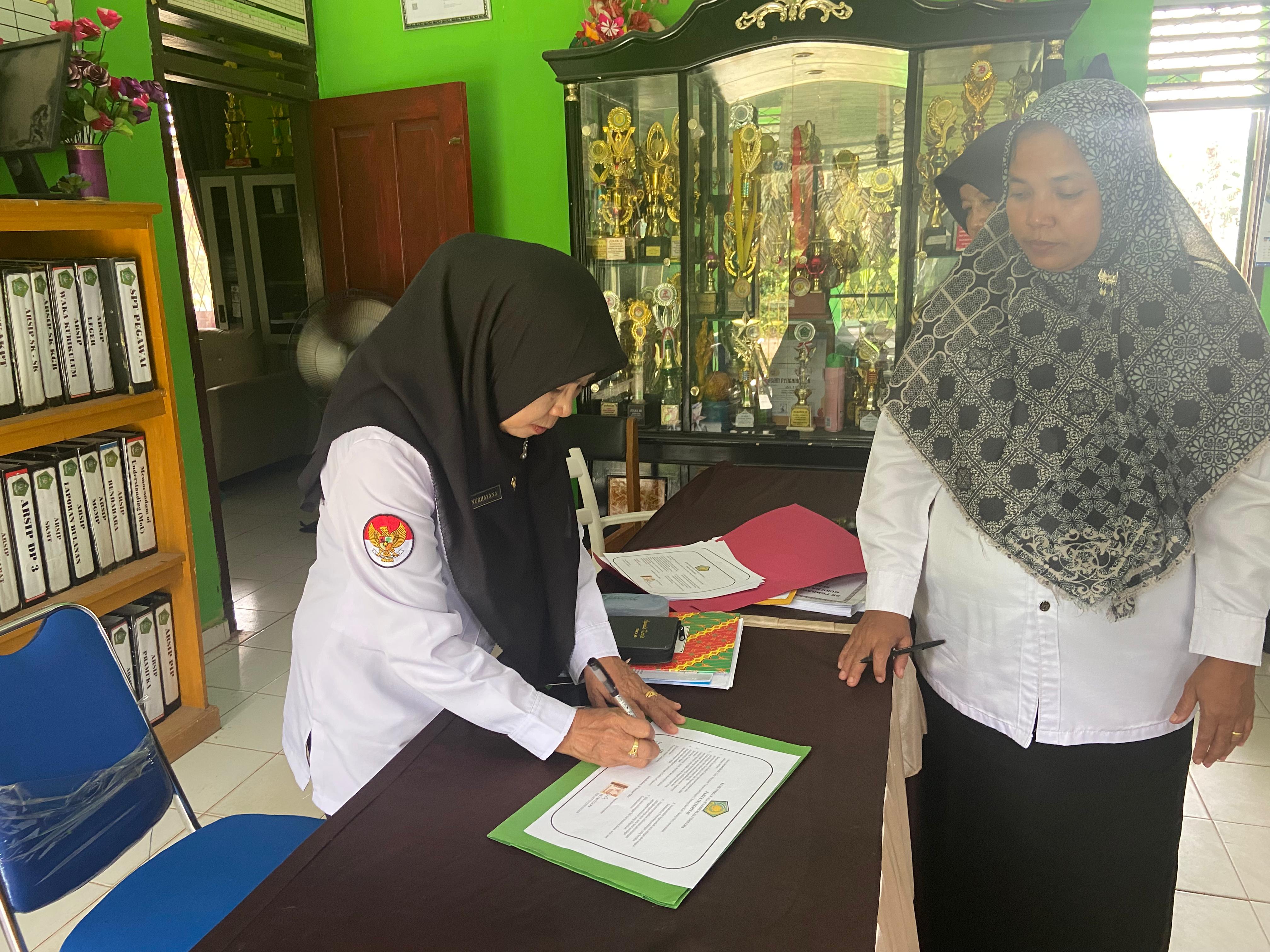 PENANDATANGANAN PAKTA INTEGRITAS PEGAWAI DAN GURU DI MTSN 5 BATANG HARI PENANDATANGANAN PAKTA INTEGRITAS PEGAWAI DAN GURU DI MTSN 5 BATANG HARI