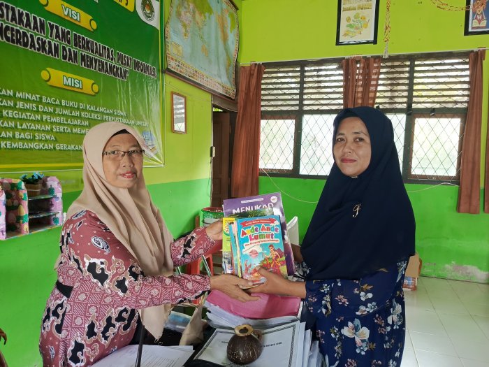 Wali Kelas IX Serahkan Sumbangan Buku Bacaan ke Perpustakaan MTsN 5 Batang Hari