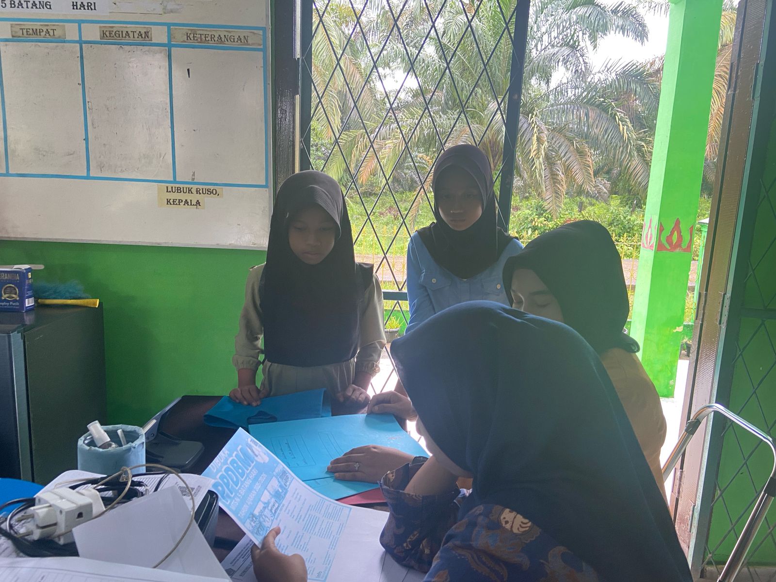 Masyarakat Antusias Daftar di MTsN 5 Batang Hari