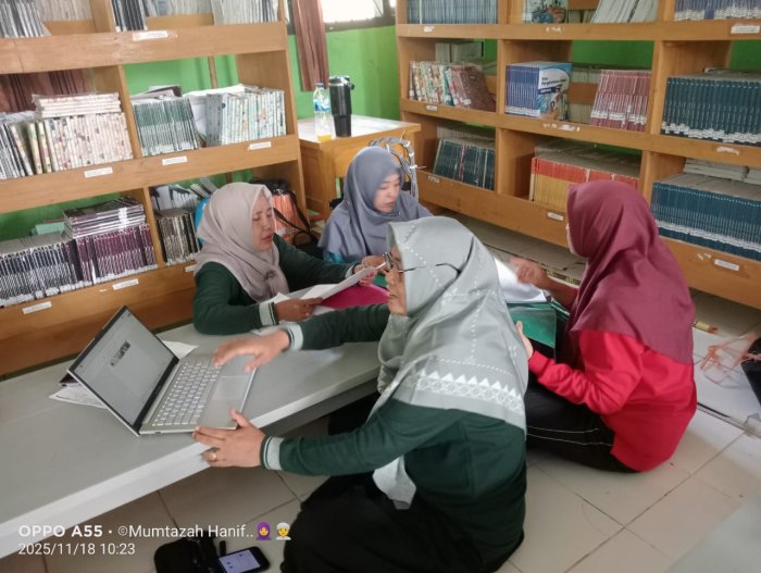 Majelis Guru dan Tenaga Kependidikan MTsN 5 Batang Hari Siapkan Kelengkapan Bahan PKKM Tahun 2025