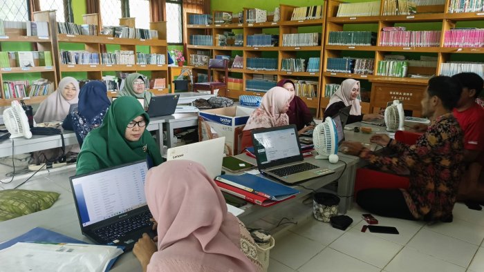 Panitia PMB MTsN 5 Batang Hari Rampungkan Seleksi, Rekap Nilai dan Finalisasi Data Peserta