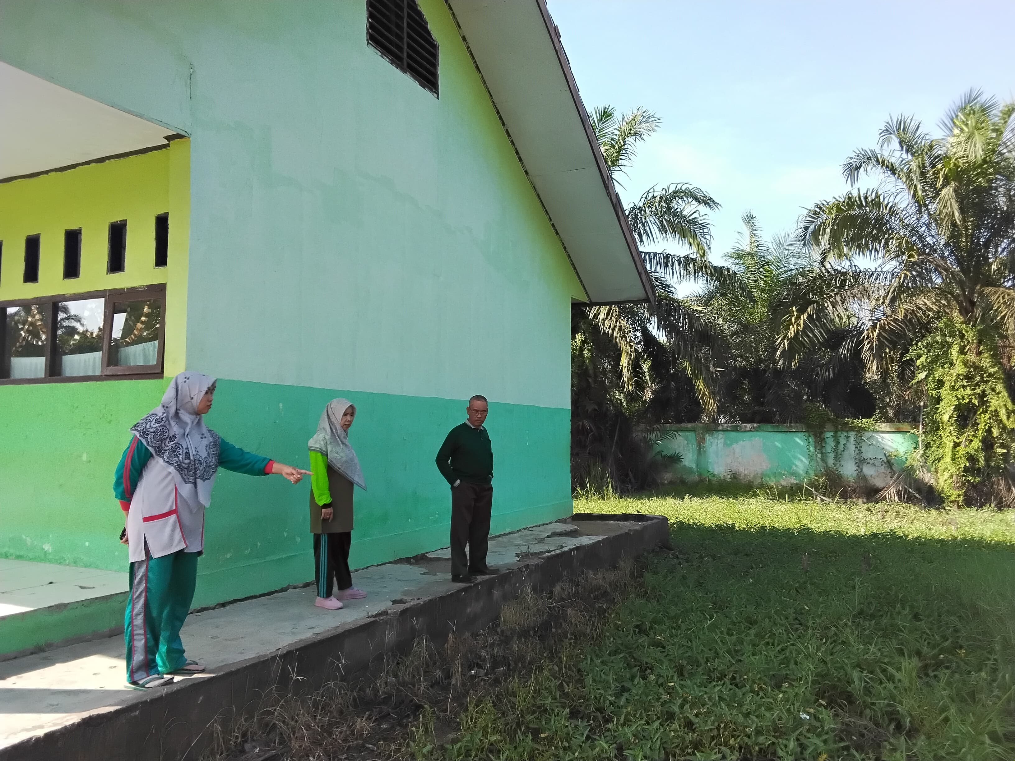 Pemantauan Lokasi Pembuatan Pondokan oleh Kepala MTsN 5 Batang Hari Pemantauan Lokasi Pembuatan Pondokan oleh Kepala MTsN 5 Batang Hari