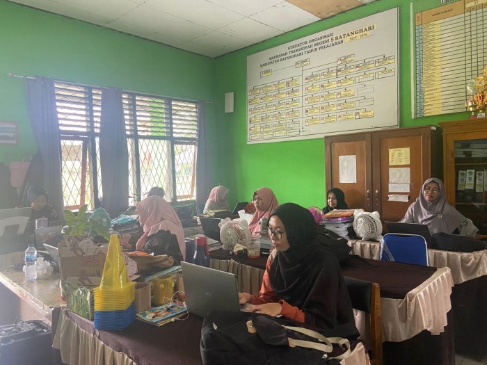 Seluruh ASN MTsN 5 Batang Hari Tetap Disiplin Masuk Kerja Usai Libur, Laksanakan Tugas Sesuai Tupoksi