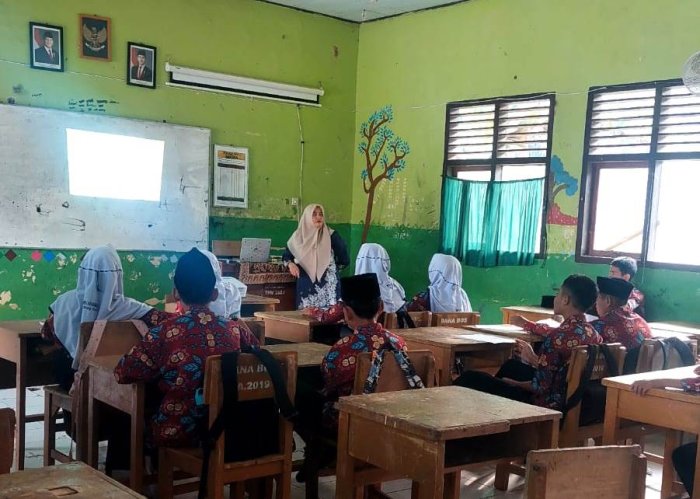 Guru MTsN 5 Batang Hari Berikan Pembelajaran Terbaik dengan Memanfaatkan Media Inovatif Guru MTsN 5 Batang Hari Berikan Pembelajaran Terbaik dengan Memanfaatkan Media Inovatif