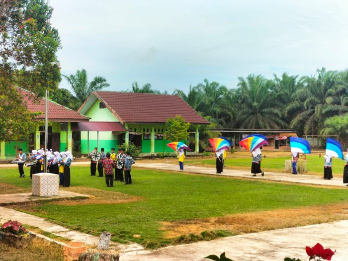 Drumband MTsN 5 Batang Hari Gelar Latihan Persiapan Pawai Taï¿½aruf MTQ Kecamatan Pemayung