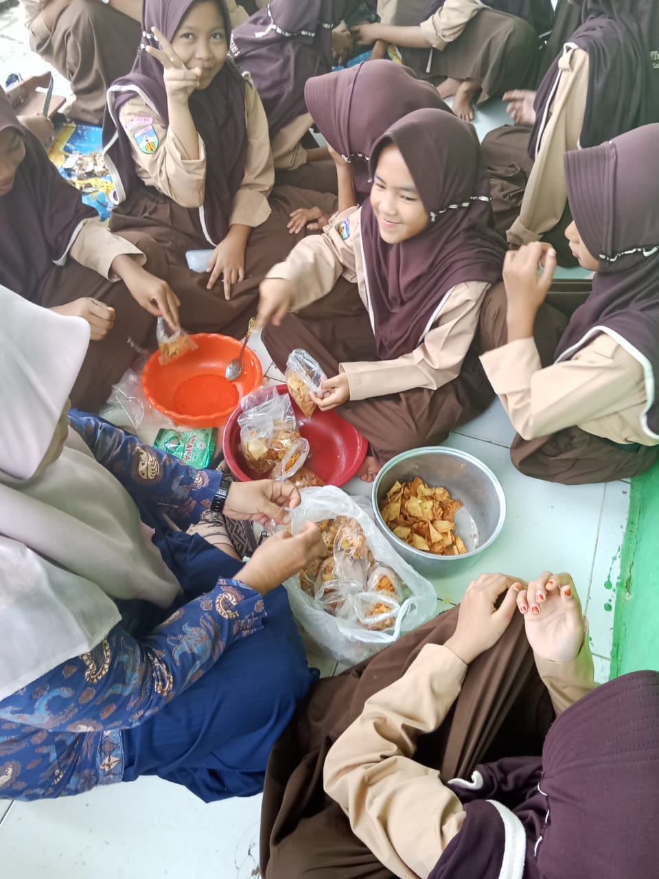 P5 Tema Kearifan Lokal Kelas VIIA : Membuat Olahan Hasil Bumi (Ubi Rambat) Menjadi Makanan Ringan P5 Tema Kearifan Lokal Kelas VIIA : Membuat Olahan Hasil Bumi (Ubi Rambat) Menjadi Makanan Ringan
