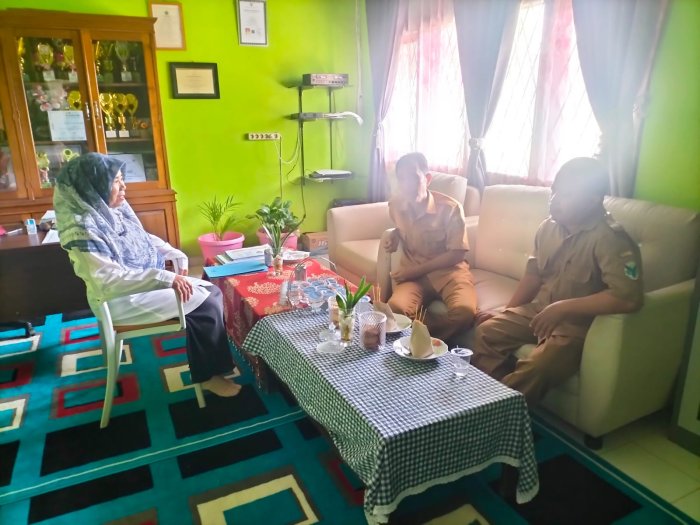 Kepala MTsN 5 Batang Hari Diskusi Bersama Pengurus Komite Madrasah Pasca Rapat Wali Murid Kelas IX