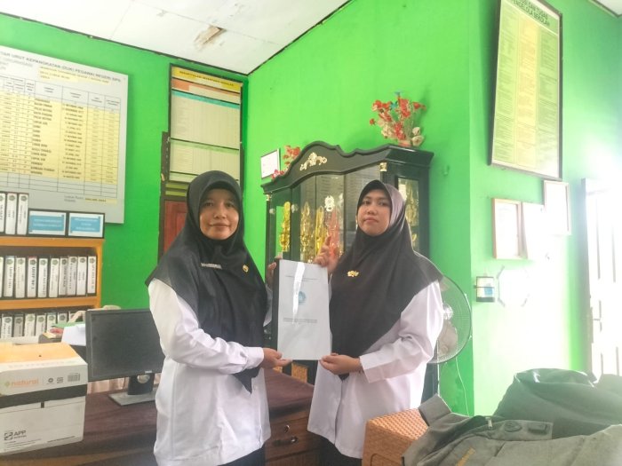 Panitia Beasiswa Tangguh Tahun 2024 Serahkan Laporan ke Staf TU MTsN 5 Batang Hari