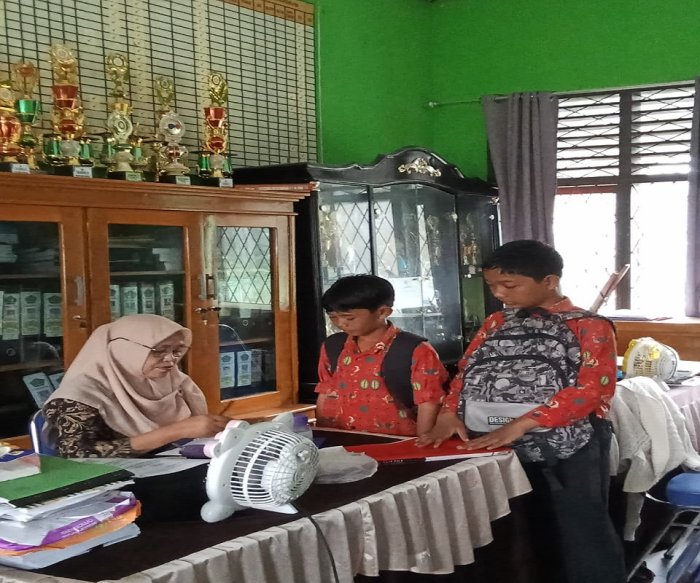 Panitia PMBM MTsN 5 Batang Hari Siaga Layani Penyerahan Berkas Calon Peserta Didik Baru Panitia PMBM MTsN 5 Batang Hari Siaga Layani Penyerahan Berkas Calon Peserta Didik Baru