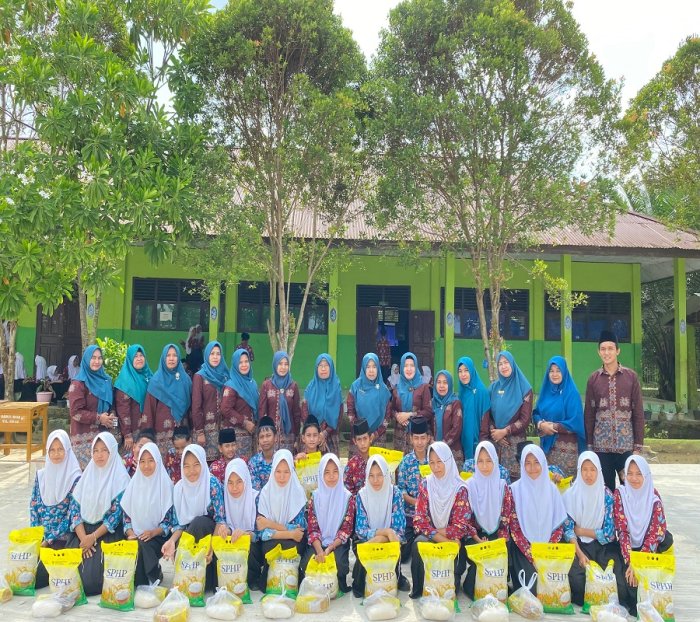 MTsN 5 Batang Hari Gelar Kegiatan Berbagi, Salurkan 24 Bingkisan untuk Siswa Yatim/Piatu dan Duafa MTsN 5 Batang Hari Gelar Kegiatan Berbagi, Salurkan 24 Bingkisan untuk Siswa Yatim/Piatu dan Duafa
