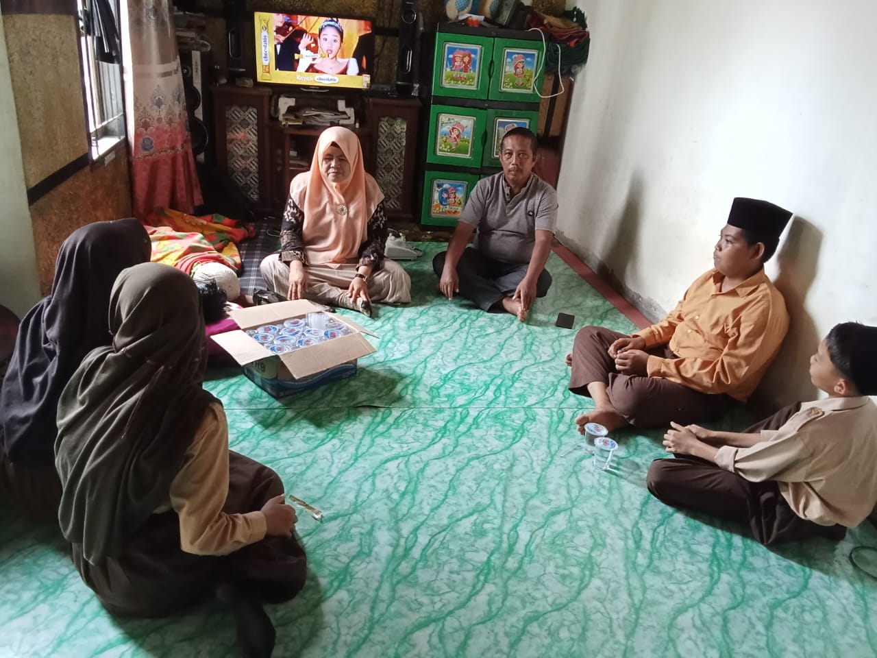 Siswa Kelas VII A MTsN 5 Batang Hari Jenguk Teman yang Sakit sebagai Wujud Kepedulian Siswa Kelas VII A MTsN 5 Batang Hari Jenguk Teman yang Sakit sebagai Wujud Kepedulian