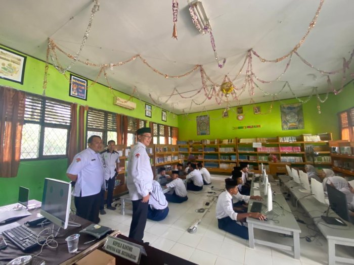 Pastikan Berjalan Lancar, Kankemenag Batang Hari Beserta Staf Lakukan Monev TKA di MTsN 5