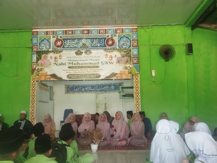 MERDUNYA SUARA TIM BERZANJI NAZOM SISWI MTsN 5 BATANG HARI MENGGEMA DI PERINGATAN MAULID NABI MUHAMMAD SAW 1447 H