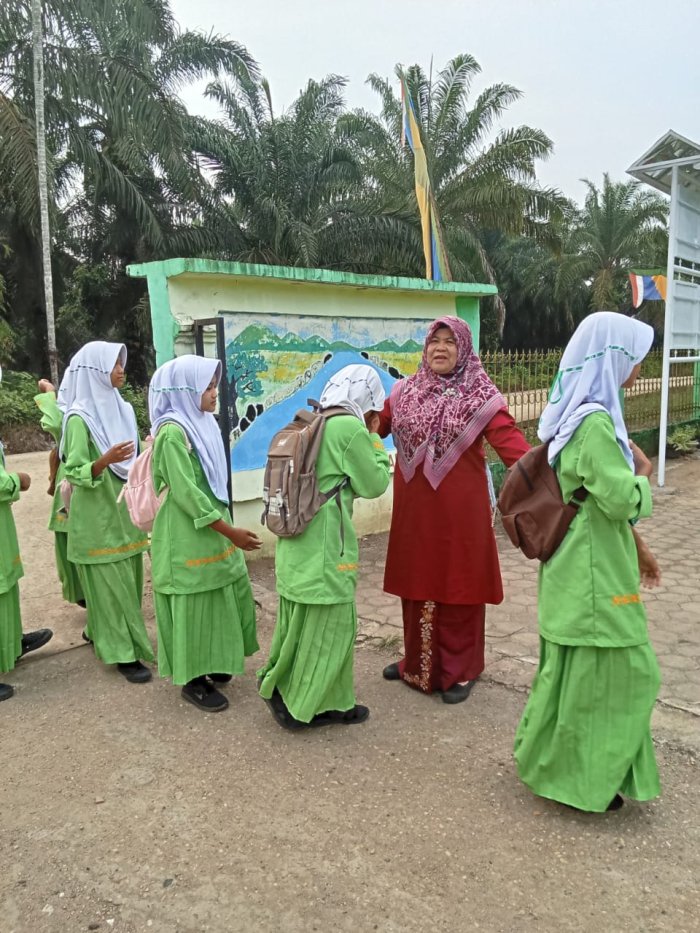 Guru MTsN 5 Batang Hari Sambut Kedatangan Siswa dengan 5S