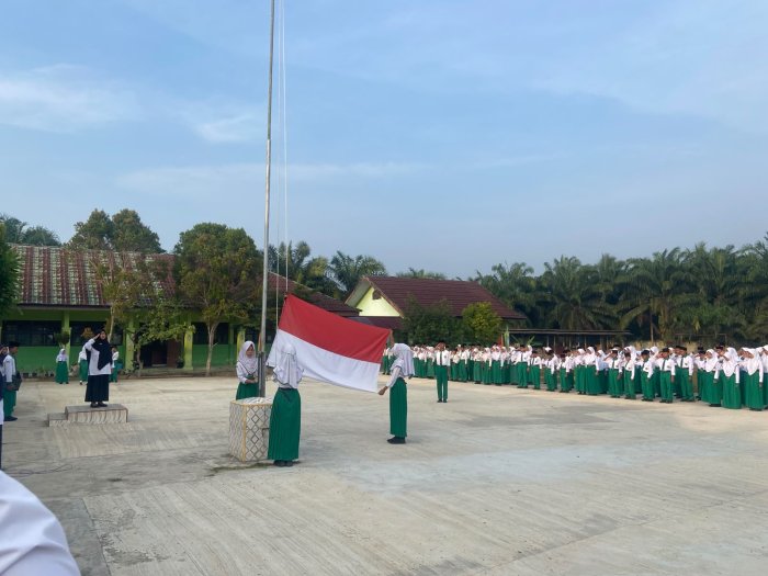 Pembina Upacara Motivasi Ketua dan Wakil Ketua OSIM Terpilih Jalankan Amanah dengan Bijaksana
