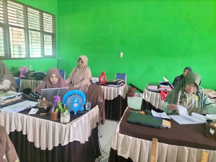 Majelis Guru MTsN 5 Batang Hari Tetap Semangat Gelar PJJ melalui Google Meet Majelis Guru MTsN 5 Batang Hari Tetap Semangat Gelar PJJ melalui Google Meet