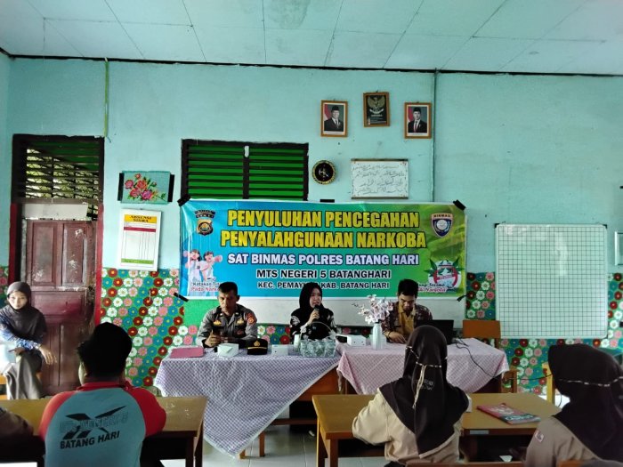 Waka Kesiswaan MTsN 5 Batang Hari Sampaikan Sambutan dalam Kegiatan Penyuluhan Pencegahan Penyalahgunaan Narkoba