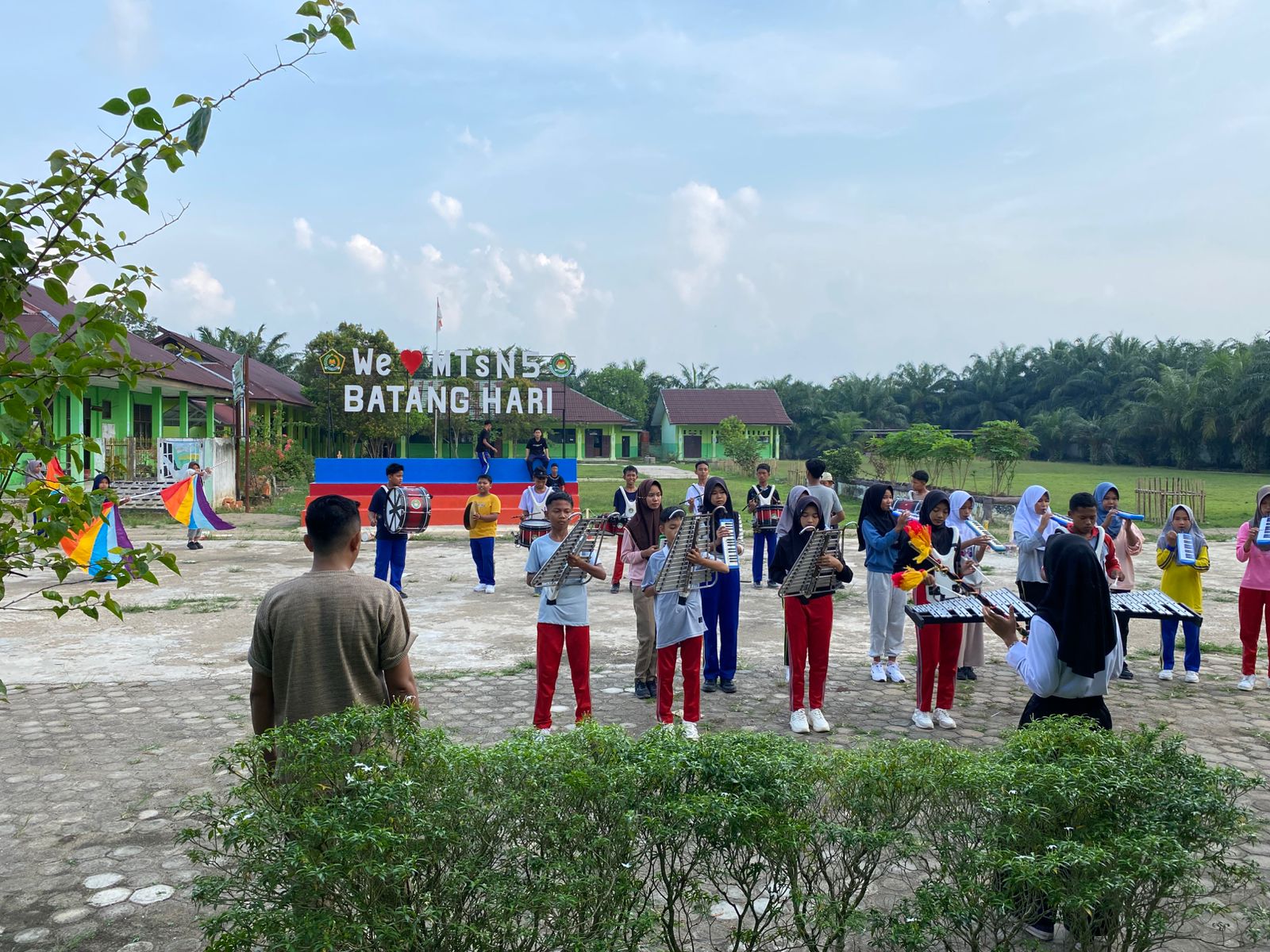 Isi Liburan dengan Kegiatan Positif, Tim Drumband MTsN 5 Batang Hari Lakukan Latihan di Madrasah Isi Liburan dengan Kegiatan Positif, Tim Drumband MTsN 5 Batang Hari Lakukan Latihan di Madrasah