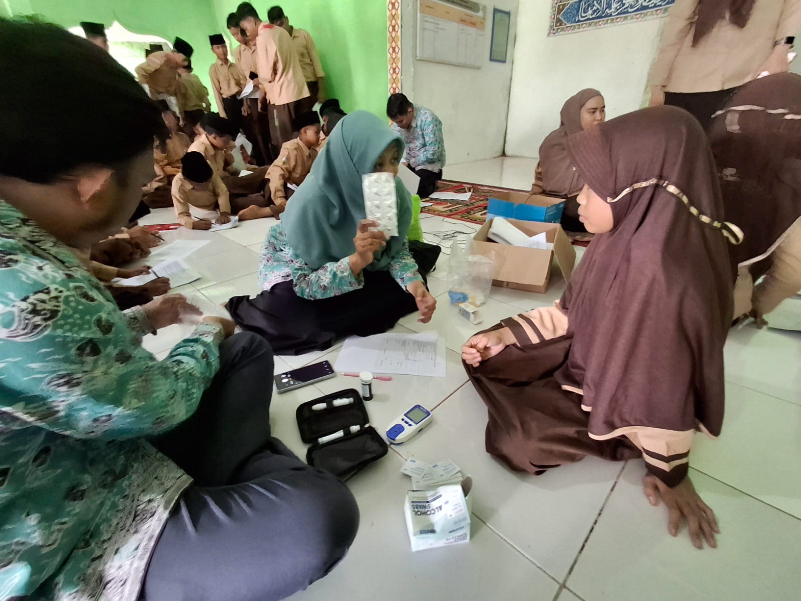 Pemberian Tablet Tambah Darah dan Pemeriksaan HB di MTsN 5 Batang Hari oleh UPTD Puskesmas Jembatan Mas