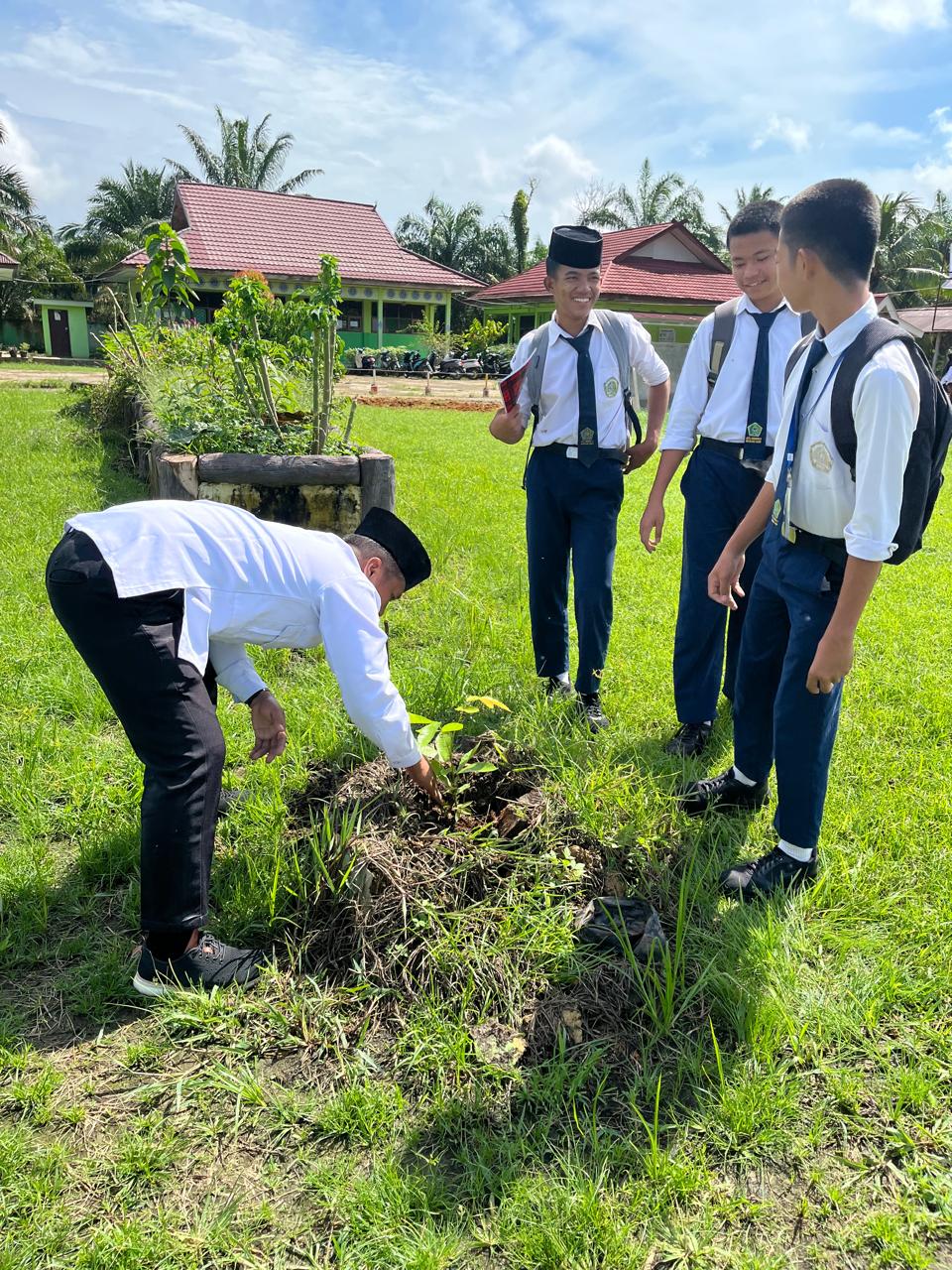 Siap Sukseskan Aksi Penanaman 1 Juta Pohon Matoa Di Lingkungan MTsN 5 Batang Hari