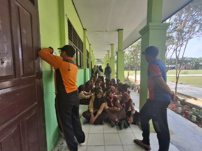 Pembina Pramuka MTsN 5 Batang Hari Ajarkan Wujud Cinta Alam dan Lingkungan