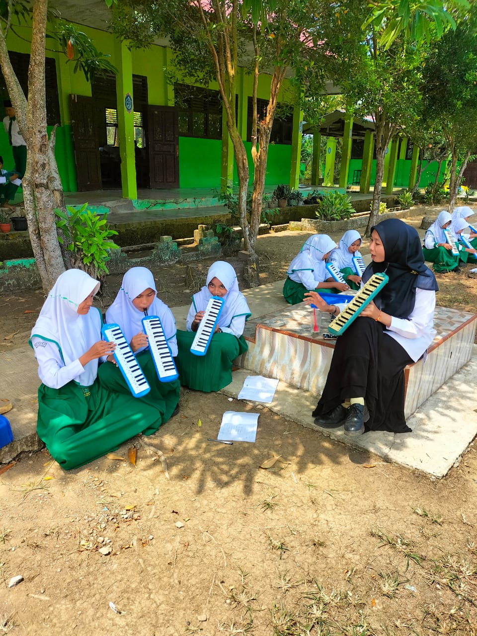 Unik! Anggota Drumband MTsN 5 Batang Hari latihan Pianika Saat Istirahat