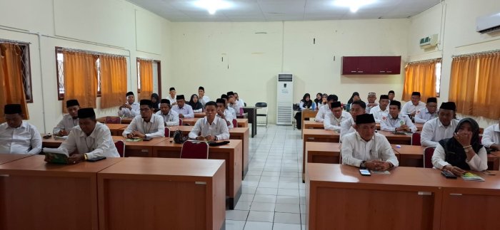 Kepala MTsN 5 Batang Hari Tetap Semangat Mengikuti Bimtek KBC Angkatan II pada Hari Kedua Kepala MTsN 5 Batang Hari Tetap Semangat Mengikuti Bimtek KBC Angkatan II pada Hari Kedua