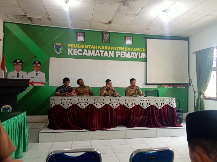 Staf TU MTsN 5 Batang Hari Hadiri Rapat Persiapan HUT RI ke-81 di Kantor Camat Pemayung Staf TU MTsN 5 Batang Hari Hadiri Rapat Persiapan HUT RI ke-81 di Kantor Camat Pemayung