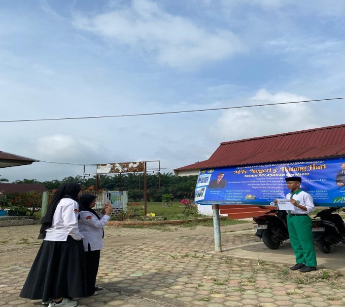 Sambut TA 2026/2027, Panitia PMBM MTsN 5 Batang Hari Buat Video Promosi Sambut TA 2026/2027, Panitia PMBM MTsN 5 Batang Hari Buat Video Promosi