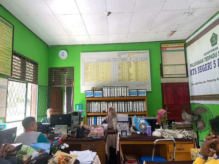 Kaur TU MTsN 5 Batang Hari Pimpin Rapat Perdana Tenaga Kependidikan Kaur TU MTsN 5 Batang Hari Pimpin Rapat Perdana Tenaga Kependidikan