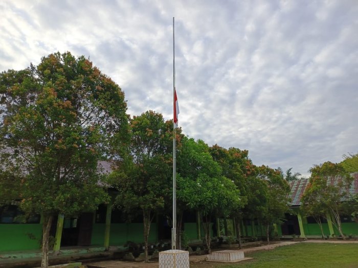 MTsN 5 Batang Hari Ikuti SE Nomor 130/6344/TAPEM/2025 Pengibaran Bendera Setengah Tiang