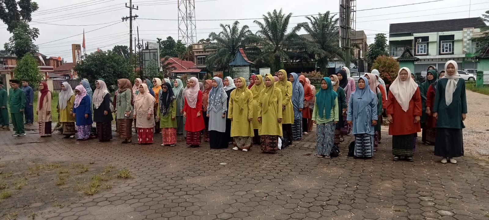 MTSN 5 BATANG HARI IKUTI UPACARA GABUNGAN DALAM RANGKA HUT PROVINSI JAMBI KE-68 TAHUN 2025 DI LAPANGAN KANTOR CAMAT PEMAYUNG