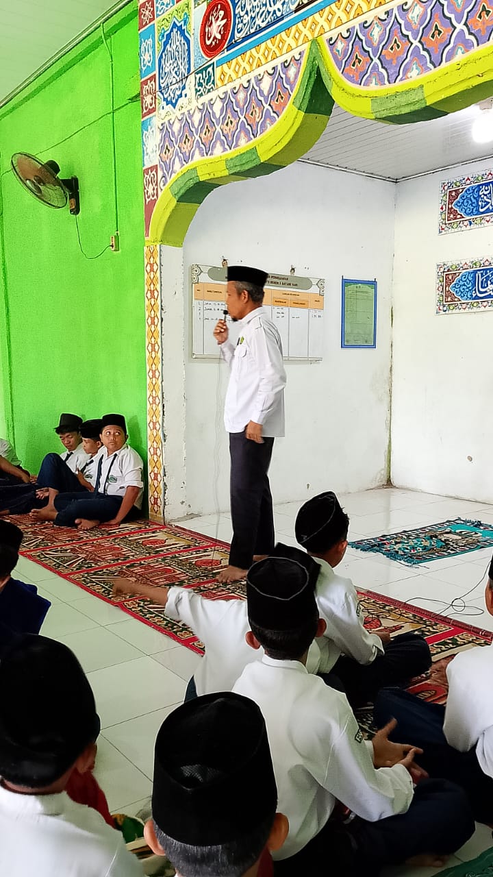 Penyuluh Agama Islam Bimbing Remaja MTsN 5 Batang Hari Kembangkan Kepribadian Islami Penyuluh Agama Islam Bimbing Remaja MTsN 5 Batang Hari Kembangkan Kepribadian Islami
