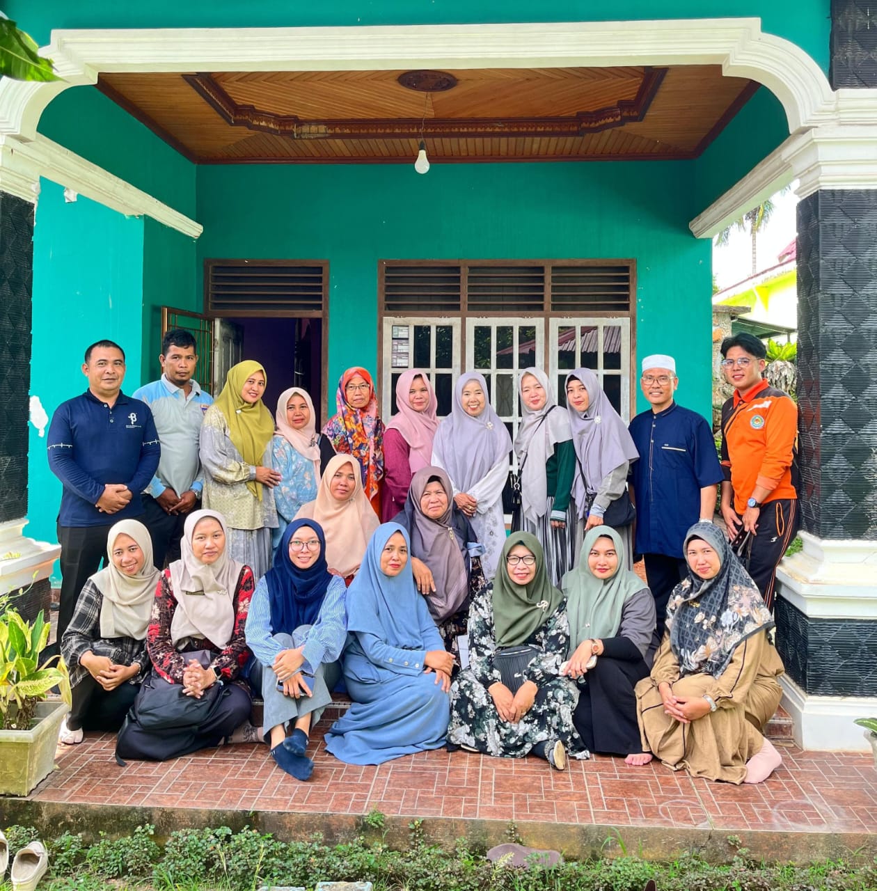 Perkuat Ukhuwah dan Semangat Baru Pascalebaran Civitas MTsN 5 Batang Hari, Kepala Madrasah Adakan Halal Bihalal di Rumah