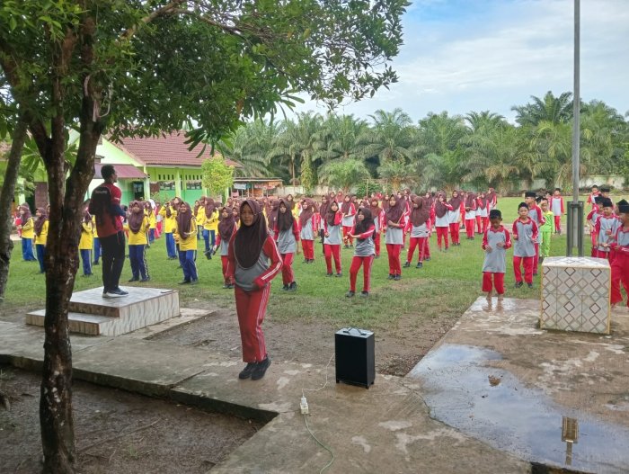 MTsN 5 Batang Hari Gelar Senam Bersama Setiap Sabtu Pagi Dengan Semangat MTsN 5 Batang Hari Gelar Senam Bersama Setiap Sabtu Pagi Dengan Semangat