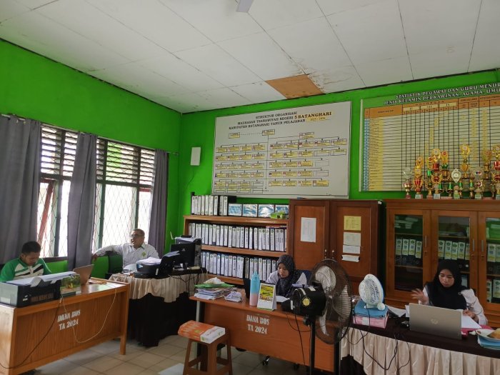 Tetap Aktif di Masa Libur, Tenaga Kependidikan MTsN 5 Batang Hari Jalankan Tugas dengan Penuh Dedikasi Tetap Aktif di Masa Libur, Tenaga Kependidikan MTsN 5 Batang Hari Jalankan Tugas dengan Penuh Dedikasi