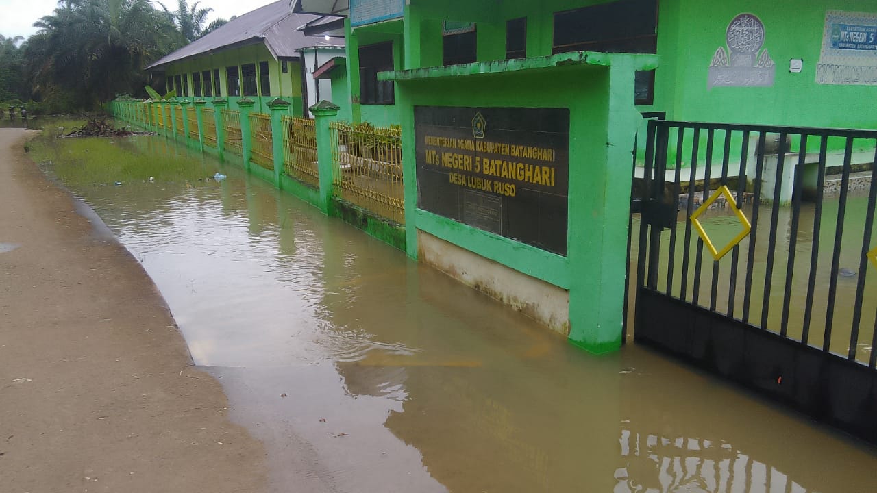 Banjir Hambat Tatap Muka di MTsN 5 Batang Hari, Siswa Beralih ke Pembelajaran Daring