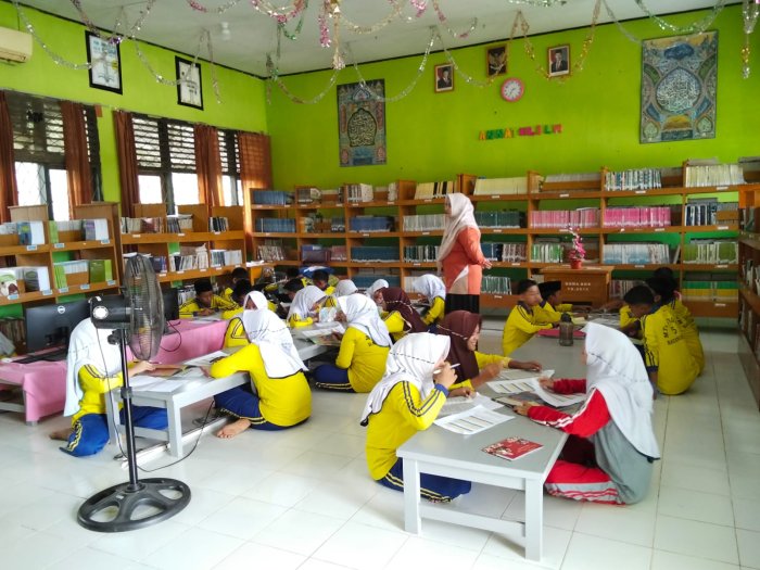 Guru Bahasa Indonesia Manfaatkan Perpustakaan sebagai Media Belajar Siswa Kelas VIII C MTsN 5 Batang Hari