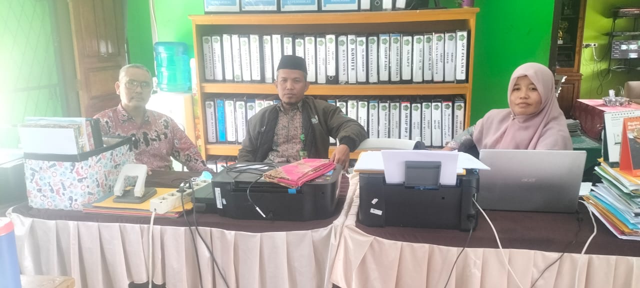 Silaturahmi Penyuluh Agama KUA Pemayung ke MTsN 5 Batang Hari : Kolaborasi untuk Peningkatan Pendidikan Keagamaan