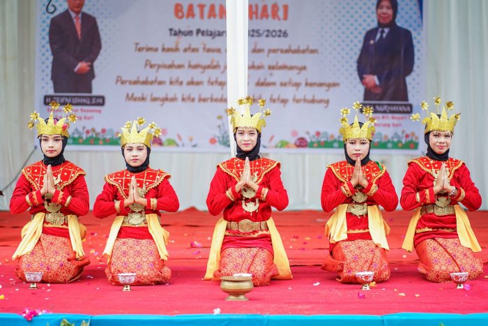 Tim Tari MTsN 5 Batang Hari Tampil Memukau pada Acara Pelepasan Siswa Kelas IX
