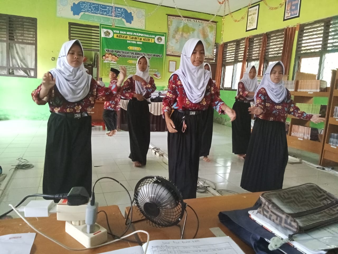 P5 Tema Kearifan Lokal Kelas VIIB : Tarian Daerah P5 Tema Kearifan Lokal Kelas VIIB : Tarian Daerah