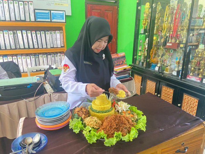 MTsN 5 Batang Hari Tunjukkan Kebersamaan dengan Merayakan Ulang Tahun Kepala Madrasah MTsN 5 Batang Hari Tunjukkan Kebersamaan dengan Merayakan Ulang Tahun Kepala Madrasah